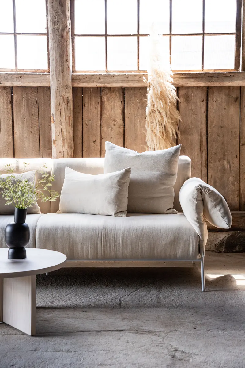 Öckerö Sofa in Leinenoptik auf weißen Stahlbeinen, im Wohnraum, Ansicht 2