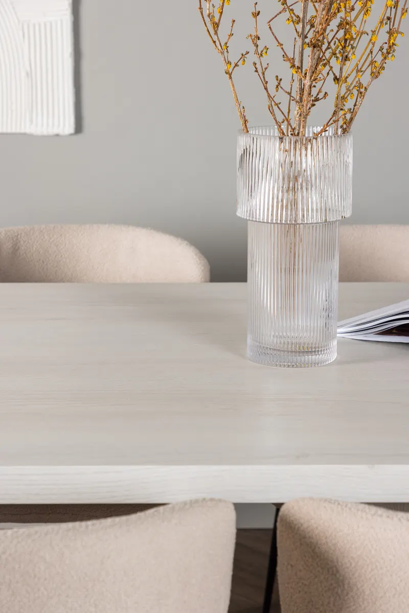 Olga & Modesto Essgruppe mit weißem Esstisch und 6 Bouclé-Stühlen in Beige, Gestell Schwarz, im Wohnraum, Ansicht 5