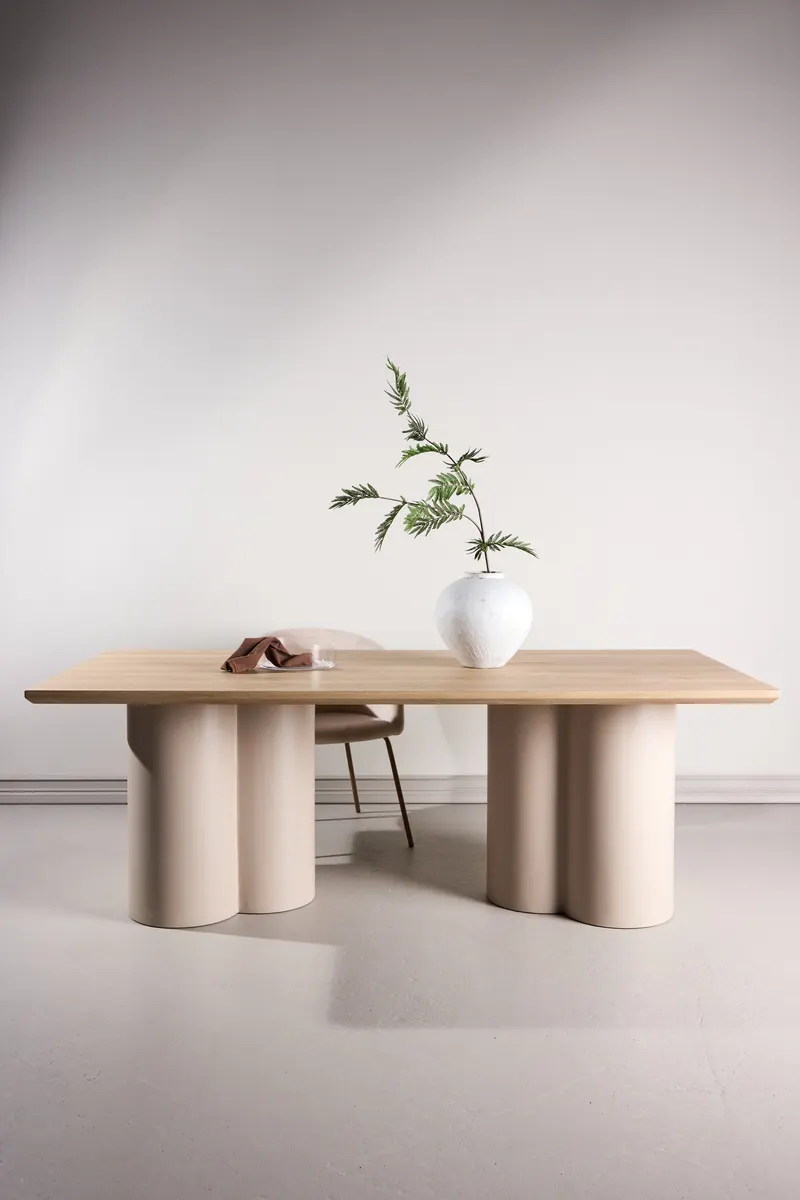 Olivia rechteckiger Esstisch mit Wellenbeinen in Whitewash, Gestell Beige, im Wohnraum, Ansicht 1