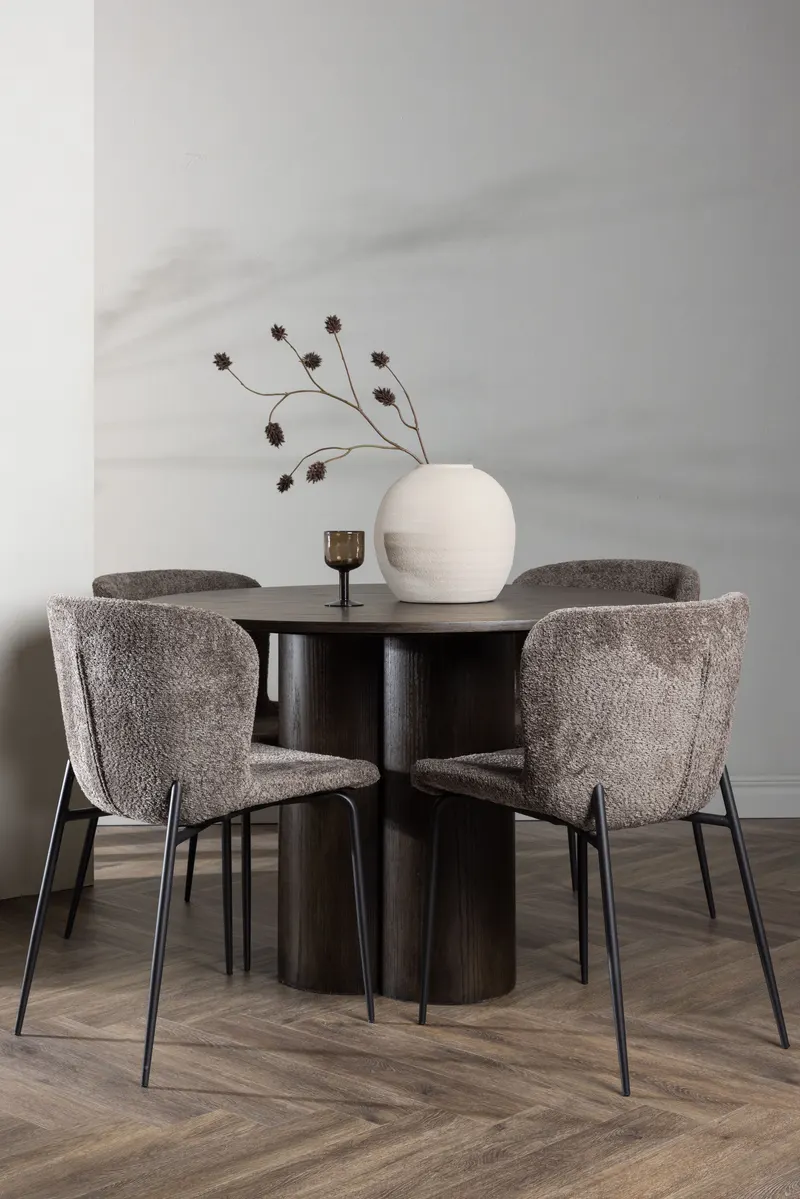 Olivia & Modesto Essgruppe mit rundem Esstisch und 4 Bouclé-Stühlen in Mokka, Beige, Gestell Schwarz, im Wohnraum, Ansicht 1
