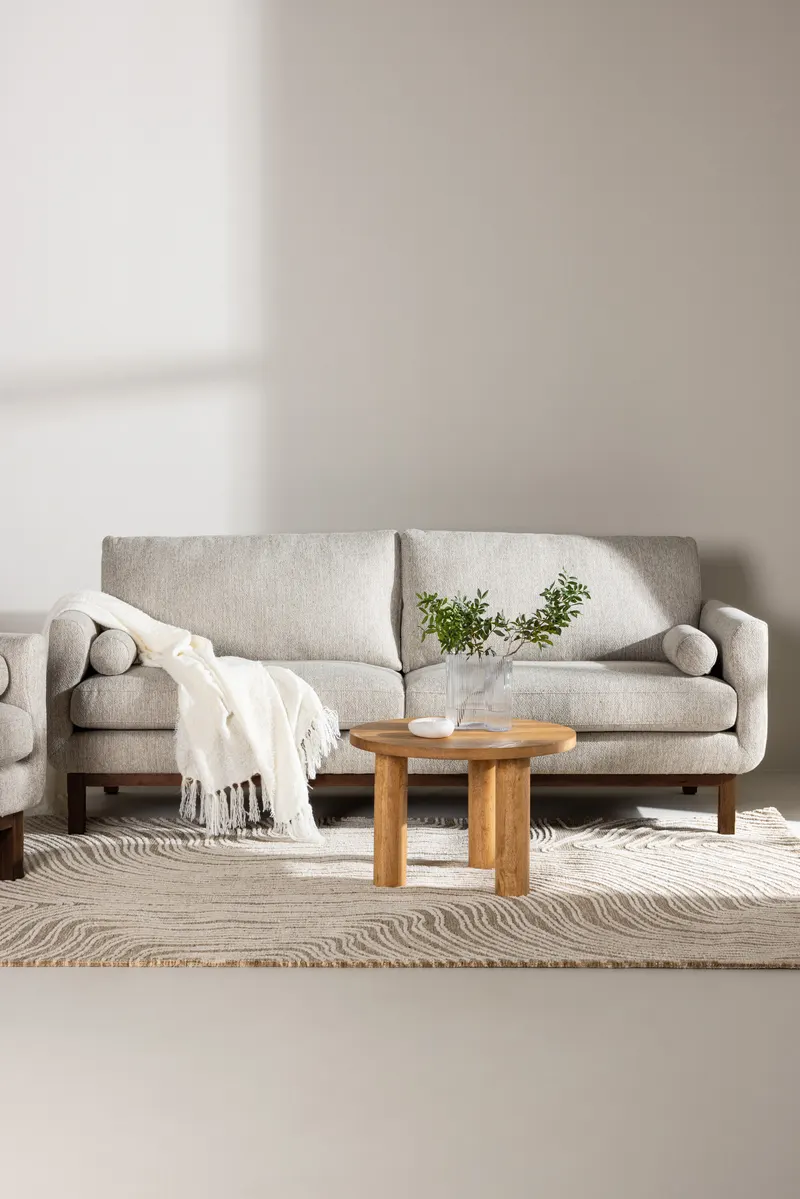 Olympos 3-Sitzer-Sofa mit Rahmen aus Kautschukholz, im Wohnraum, Ansicht 1