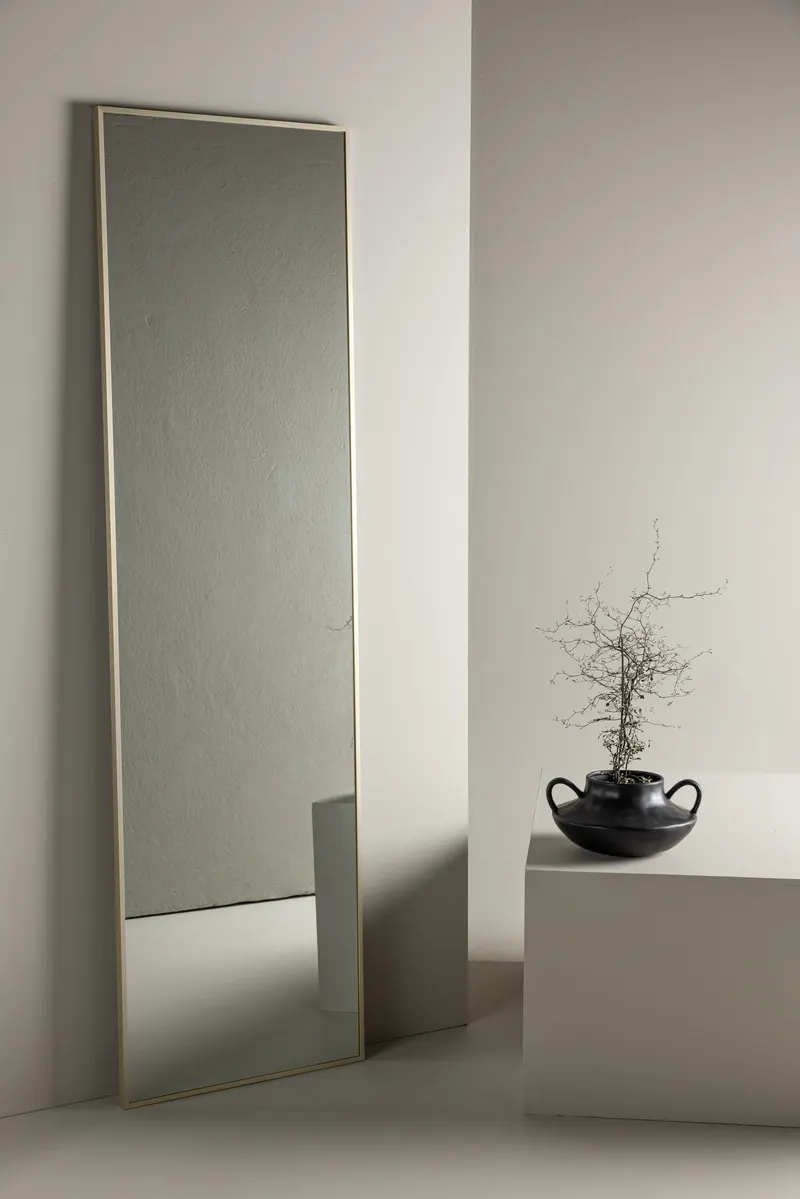 Orlando Wandspiegel, rechteckig mit schmalem Rahmen in 3 × 195 × 55 cm, Beige, im Wohnraum, Ansicht 1