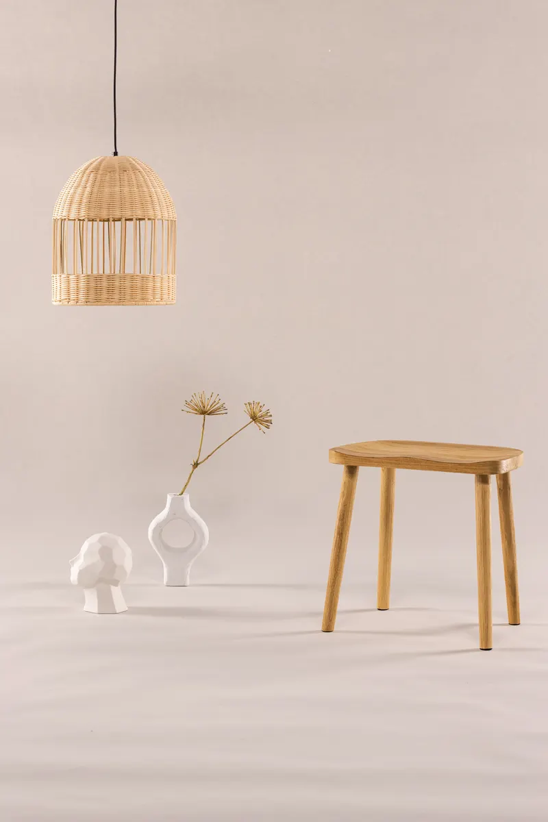 Orust Hocker aus Teak mit ausgestellten Beinen, im Wohnraum, Ansicht 1