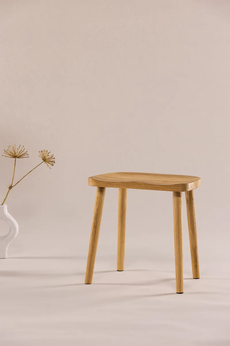 Orust Hocker aus Teak mit ausgestellten Beinen, im Wohnraum, Ansicht 2