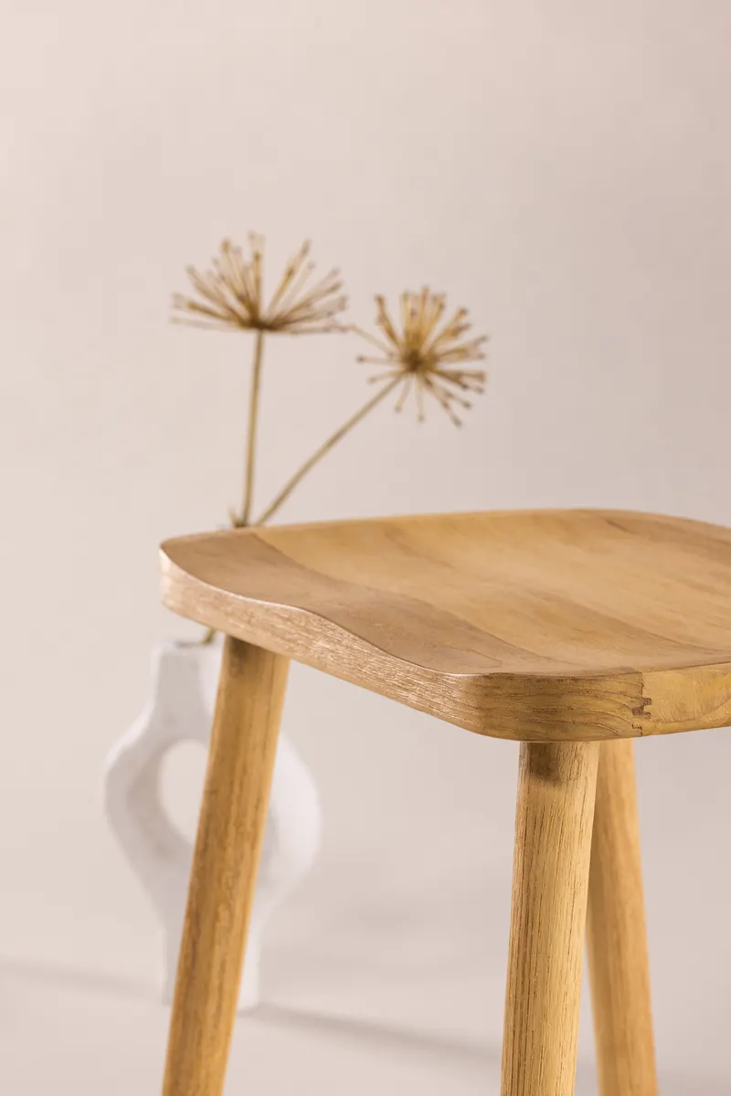 Orust Hocker aus Teak mit ausgestellten Beinen, im Wohnraum, Ansicht 3