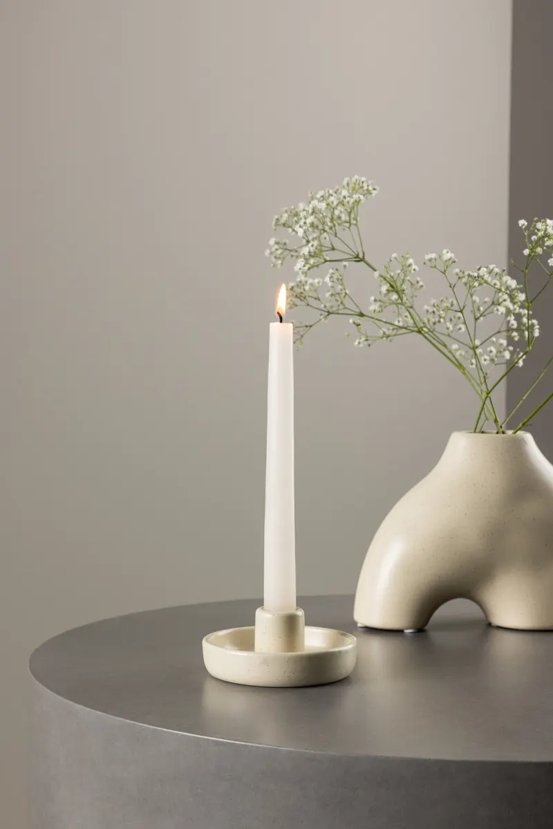 Otis flacher Kerzenständer mit Schale aus Steinzeug in Beige, im Wohnraum, Ansicht 1