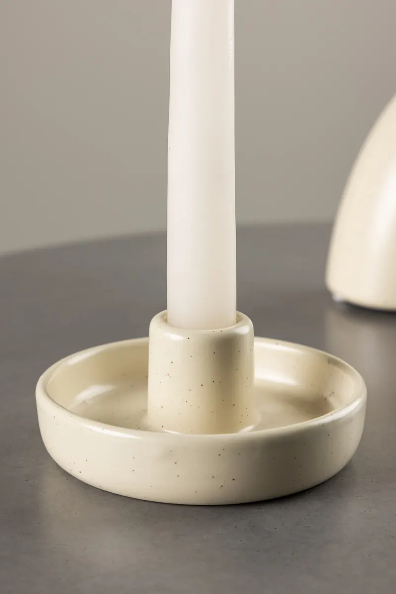 Otis flacher Kerzenständer mit Schale aus Steinzeug in Beige, im Wohnraum, Ansicht 2