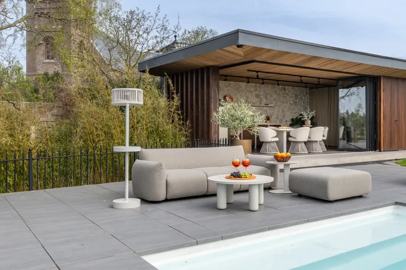 Outdoor-Couchtisch Quinn, Hellbeige, 86 × 86 cm von Richmond Interiors, Wohnbeispiel 5, im Wohnraum