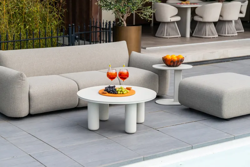 Outdoor-Couchtisch Quinn, Hellbeige, 86 × 86 cm von Richmond Interiors, Wohnbeispiel 6, im Wohnraum
