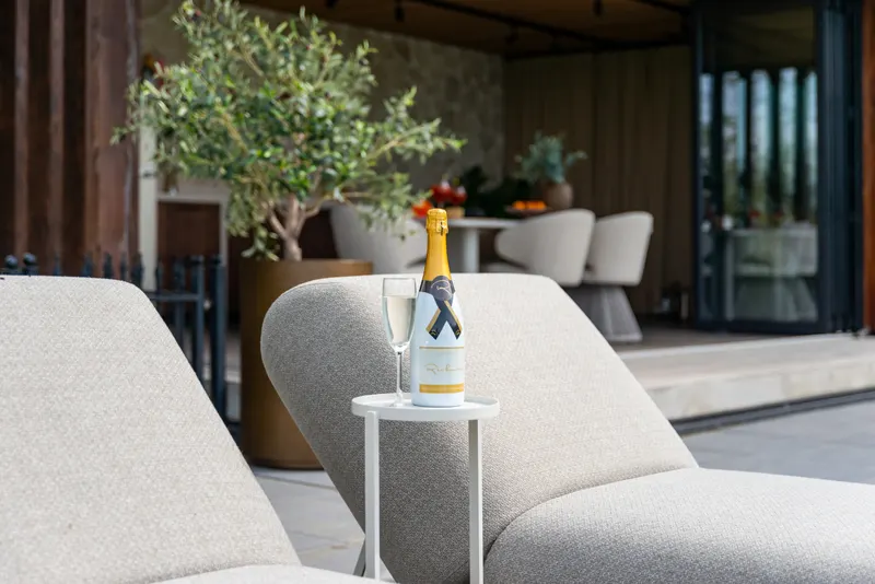 Outdoor-Daybed Sullivan, Greige alpine von Richmond Interiors, Wohnbeispiel 11, im Wohnraum