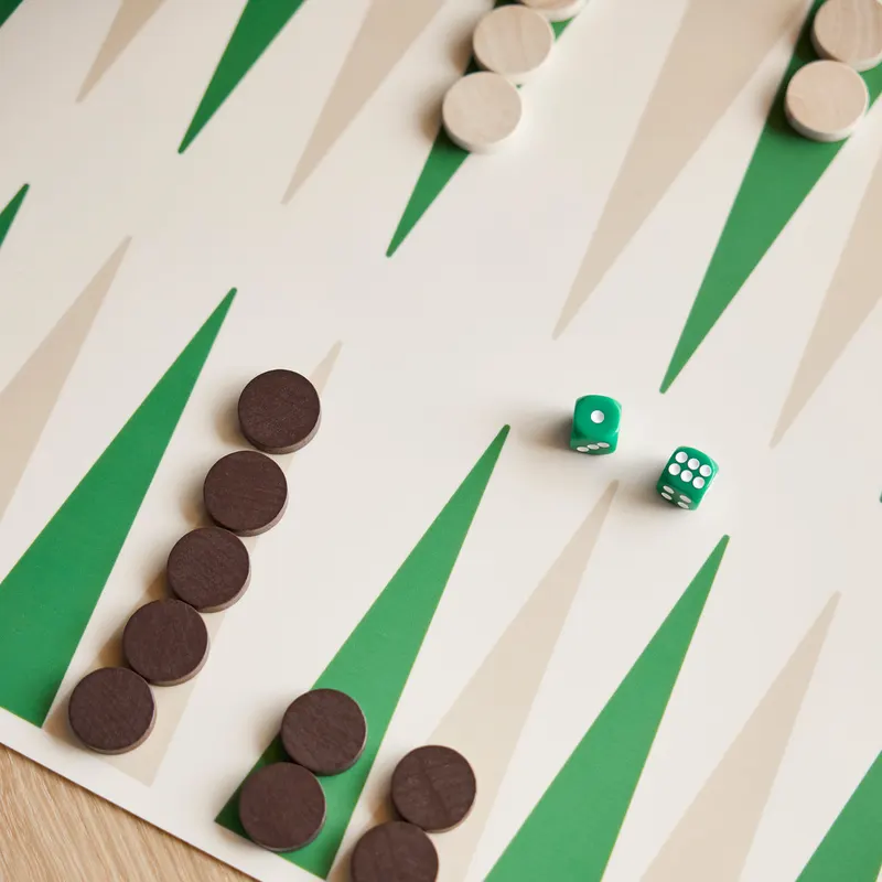 OYOY Living Backgammon-Spiel aus Silikon mit Holzspielsteinen, Grün, Camel, Ansicht 2