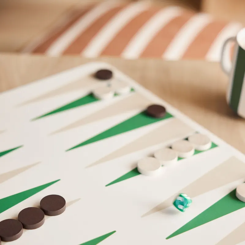OYOY Living Backgammon-Spiel aus Silikon mit Holzspielsteinen, Grün, Camel, Ansicht 3