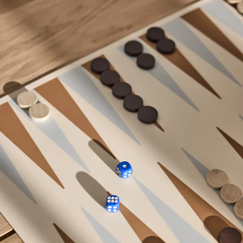 OYOY Living Backgammon-Spiel aus Silikon mit Holzspielsteinen, Karamell, Blau, Ansicht 2