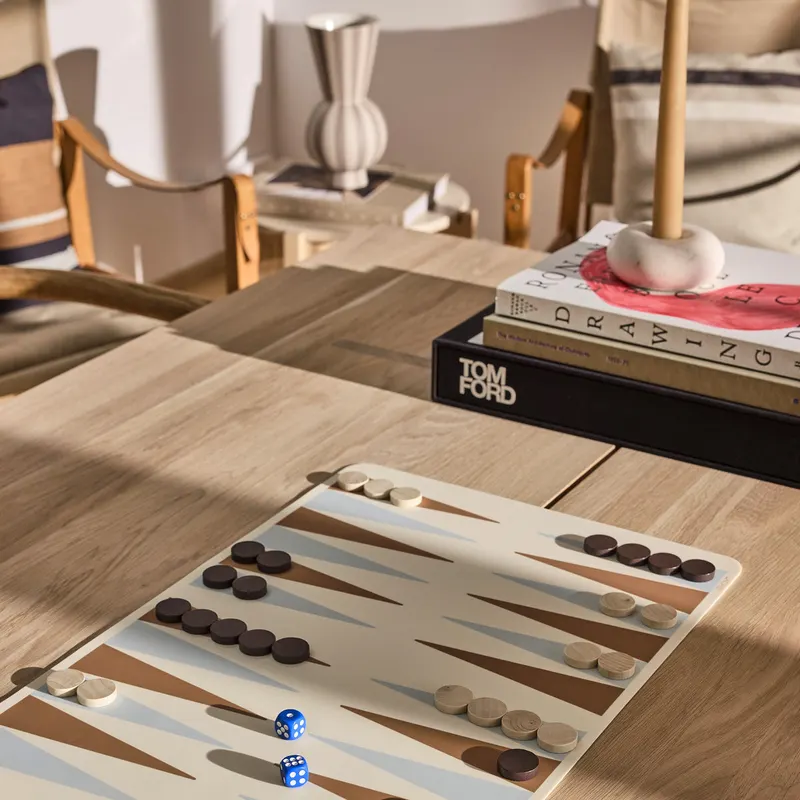 OYOY Living Backgammon-Spiel aus Silikon mit Holzspielsteinen, Karamell, Blau, Ansicht 4