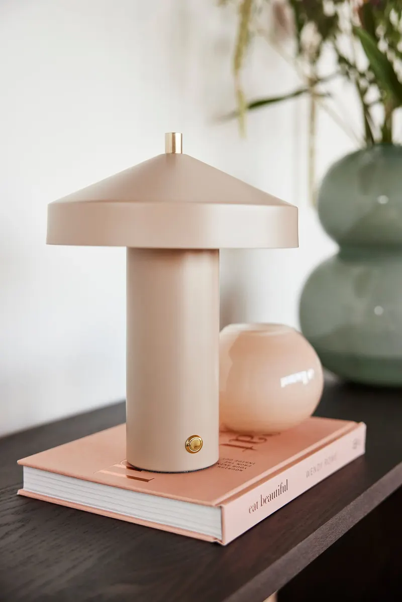 Hatto LED-Tischleuchte aus Stahl und Messing, OYOY Living, Clay, Ansicht 4