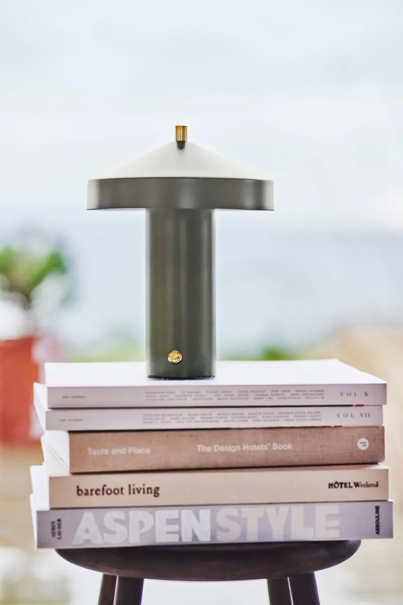 Hatto LED-Tischleuchte aus Stahl und Messing, OYOY Living, Olive, Ansicht 3