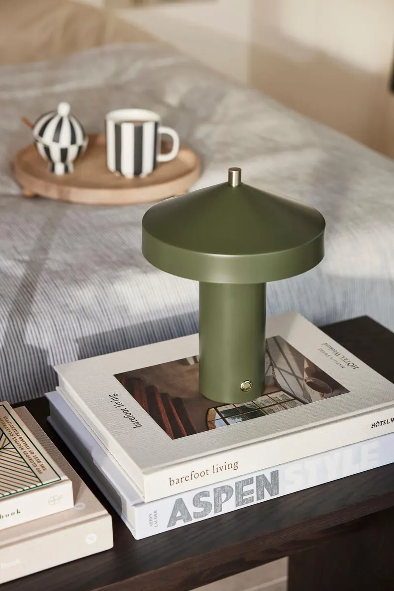 Hatto LED-Tischleuchte aus Stahl und Messing, OYOY Living, Olive, Ansicht 4
