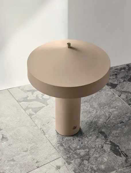 Hatto Tischleuchte von OYOY Living mit Hutform, Clay, Ansicht 2