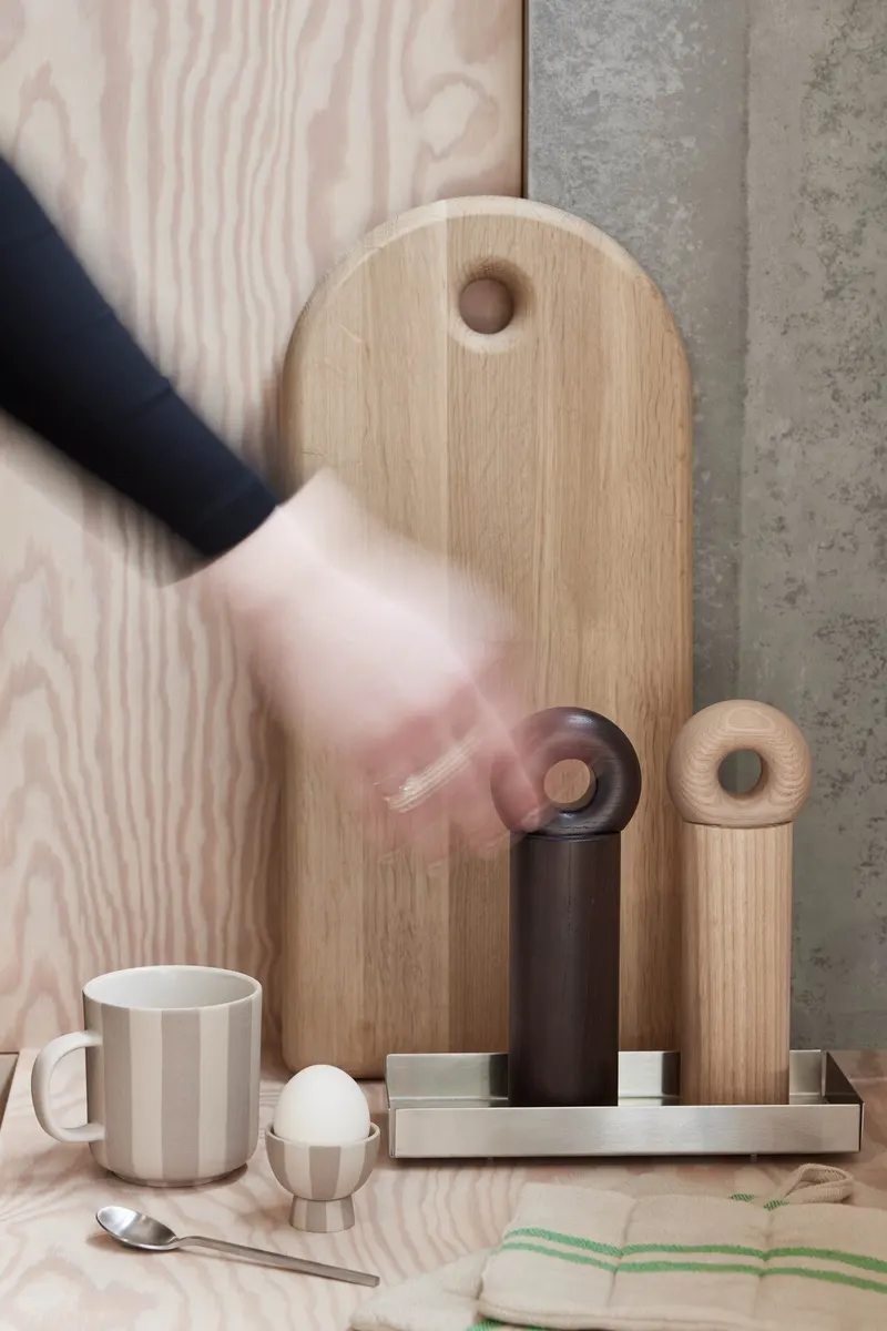 Hoop Gewürzmühle aus Eschenholz mit CrushGrind®, OYOY Living, Dark, Groß, Ansicht 2