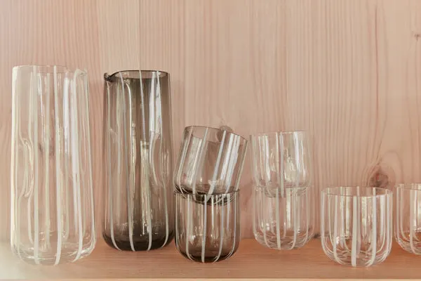 Mizu Karaffe aus mundgeblasenem Glas mit Streifendetails, OYOY Living, Grau, Ø 10 × H 23 cm, Ansicht 4