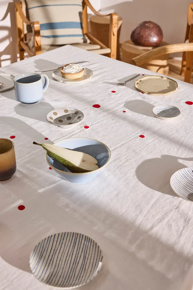 OYOY Living Nori Tischdecke aus Baumwolle mit Punktmuster, Weiß, Kirschrot, 260 × 140 cm, Ansicht 2