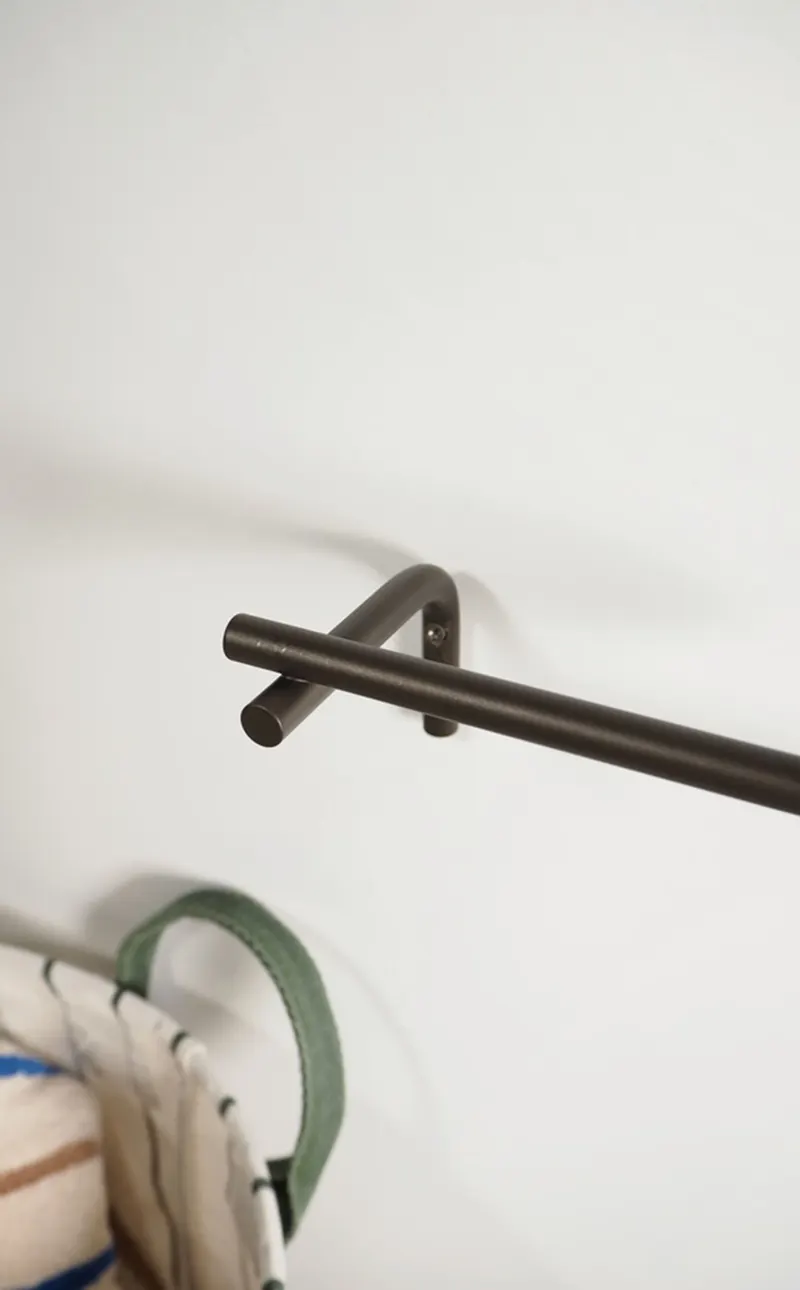 OYOY Living Pieni Toilettenpapierhalter aus Edelstahl, Braunmessingfarben, Ansicht 2