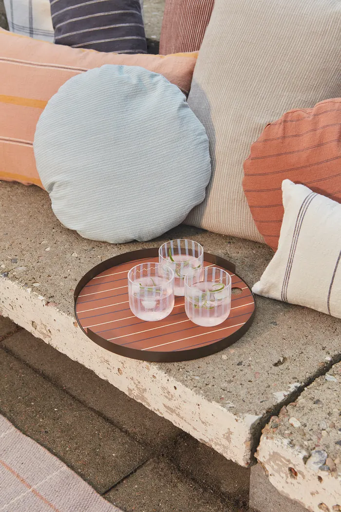 Tablett Oka aus Edelstahl mit Silikonmatte, OYOY Living, Schokobraun, Ø 32,4 cm, Ansicht 3