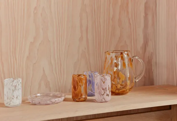 Wasserkaraffe Jali aus Glas mit gepunktetem Design, OYOY Living, Amber, Ø 15,3 × H 20 cm, Ansicht 2