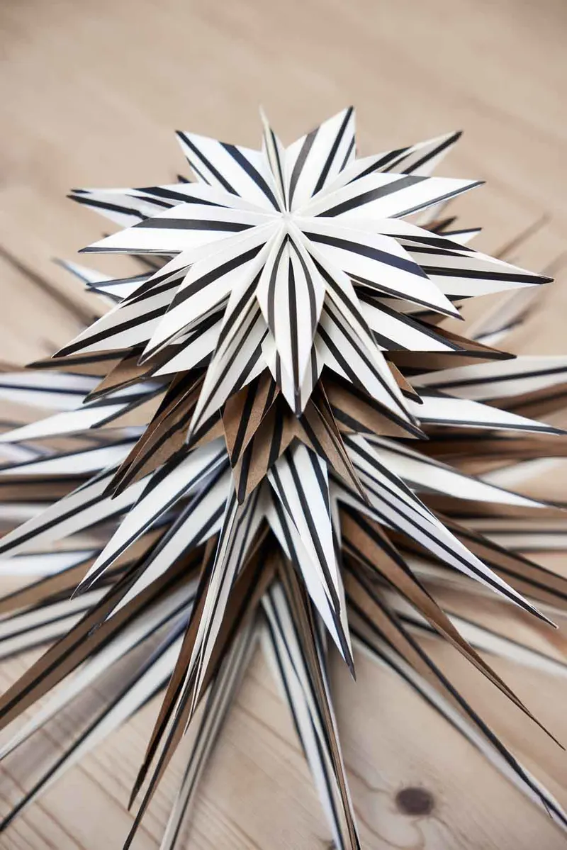 Weihnachtsstern Toppu aus Bastelpapier zum Aufhängen, OYOY Living, Ø 25 cm, Ansicht 3