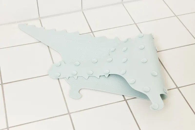 OYOY Mini Badematte Gustav in Krokodilform aus Silikon, Hellmint, Ansicht 3