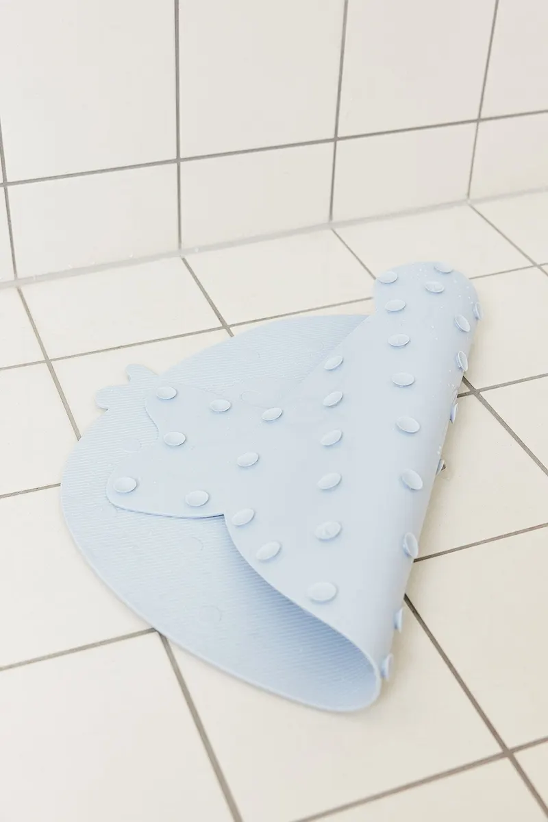 OYOY Mini Badematte Little Finn aus Silikon, Eisblau, Ansicht 3