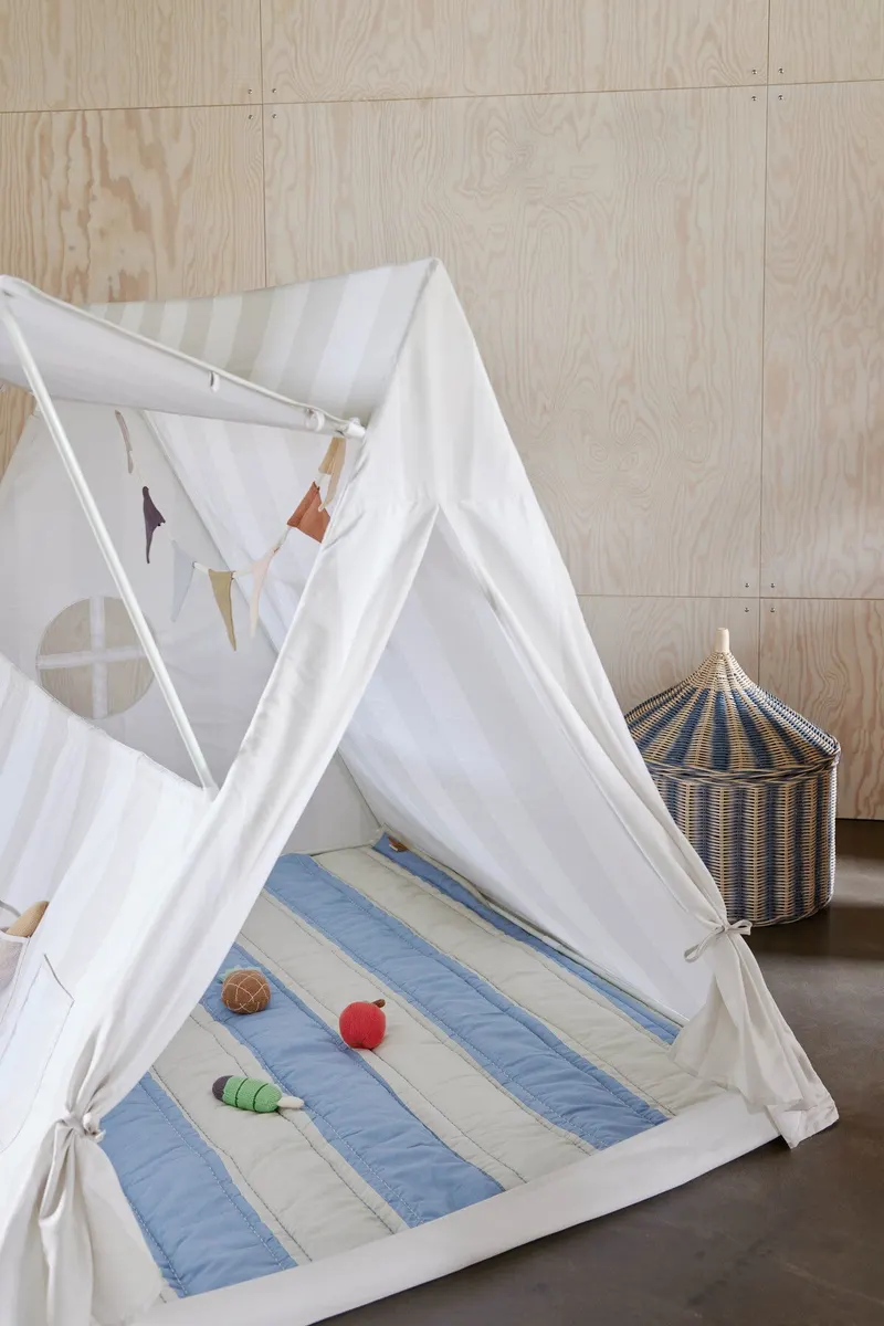 Gestreifte Steppdecke mit Wendeseite, OYOY Mini, Blau und Clay, Ansicht 2