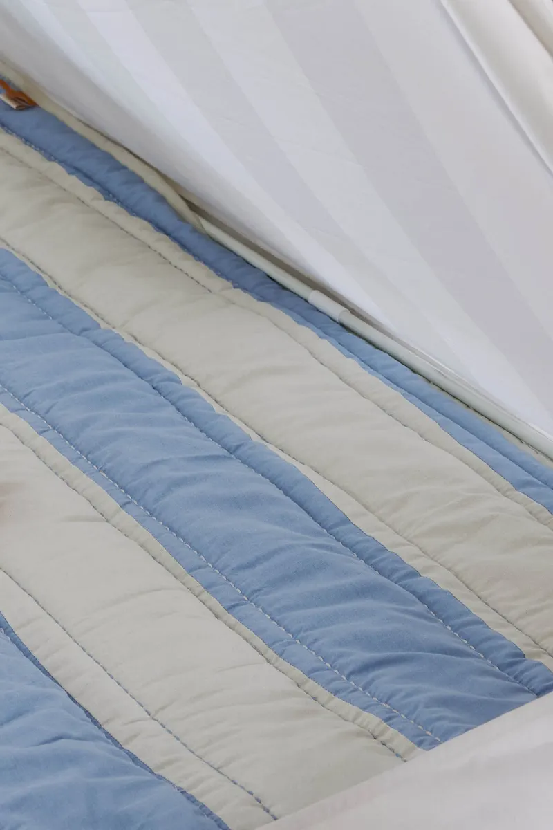 Gestreifte Steppdecke mit Wendeseite, OYOY Mini, Blau und Clay, Ansicht 4
