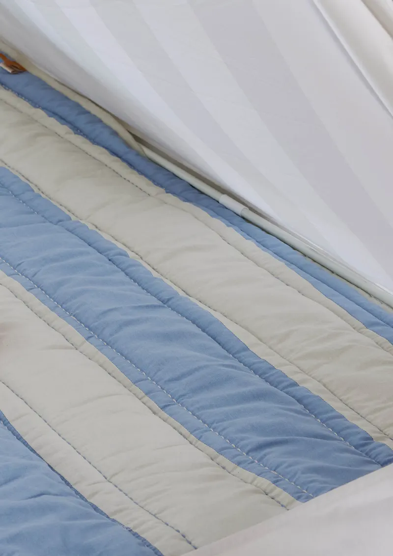 Gestreifte Steppdecke mit Wendeseite, OYOY Mini, Blau und Clay, Ansicht 5