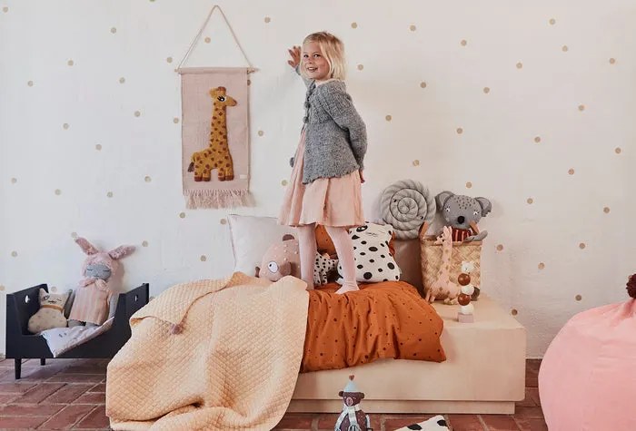 Giraffen-Wandteppich aus Wolle und Baumwolle mit Aufhängung, OYOY Mini, Rosé, Höhe 70 cm × Breite 32 cm, Ansicht 2