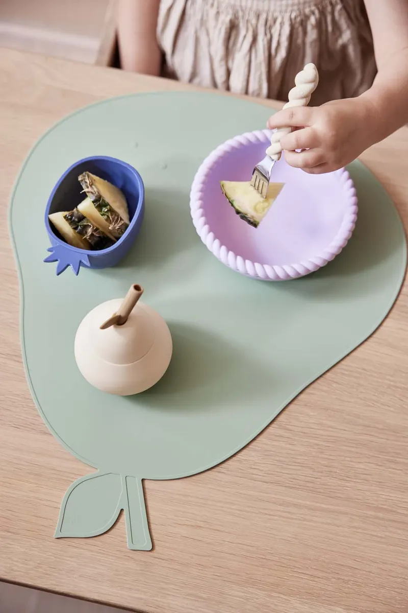 OYOY Mini Kinder-Platzset in Birnenform aus Silikon, H 0,2 × L 45,5 × W 37 cm, Ansicht 2