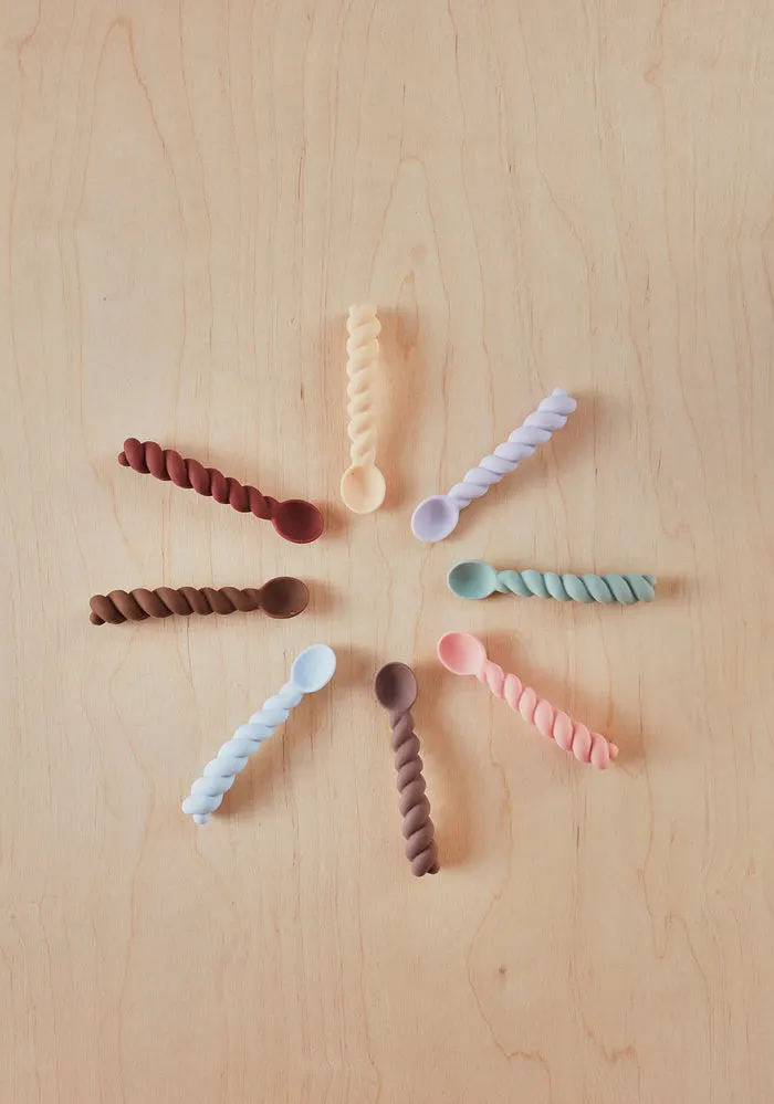 Kindergeschirr: Mellow Silikonlöffel im 3er-Set, OYOY Mini, Nutmeg / Rose / Choko, Höhe 2,4 × Länge 12,7 × Breite 2,5 cm, Ansicht 2