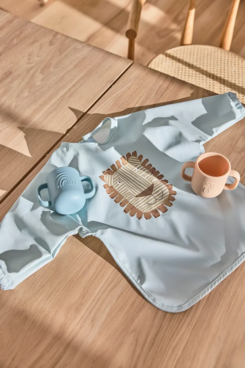 Lätzchen mit Ärmeln Lobo Lion aus Polyester, OYOY Mini, Eisblau, Ansicht 2