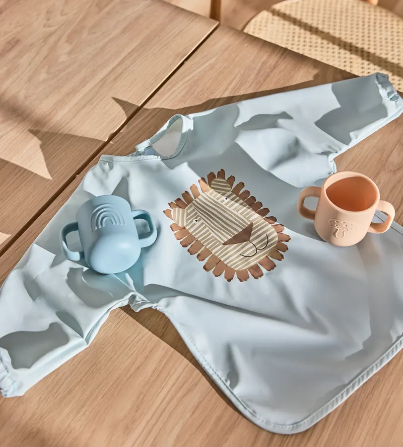 Lätzchen mit Ärmeln Lobo Lion aus Polyester, OYOY Mini, Eisblau, Ansicht 3