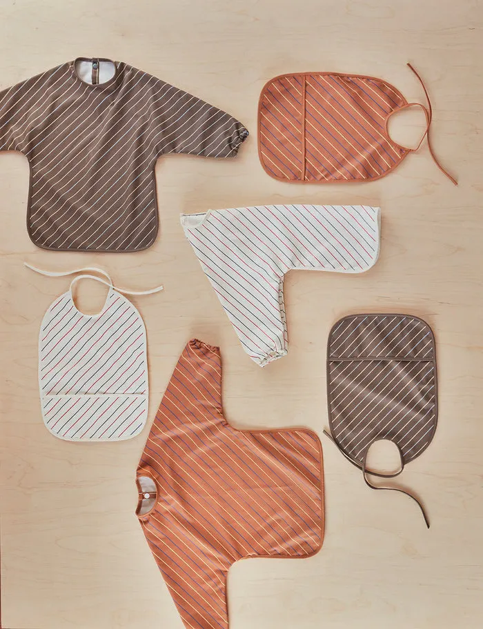 Langärmellätzchen Striped Cape Bib aus recyceltem Polyester, OYOY Mini, 76 × 45 cm, Ansicht 2