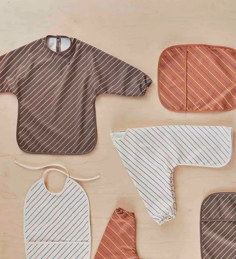 OYOY Mini Langarm-Lätzchen-Cape mit Streifen aus recyceltem Polyester, Höhe 76 cm × Breite 45 cm, Ansicht 4