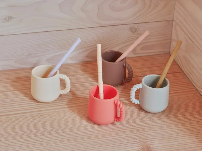 OYOY Mini Mellow Kinderbecher aus Silikon im 2er-Set, Kirschrot / Vanille, H 7,5 × L 10 × B 7 cm, Ansicht 3