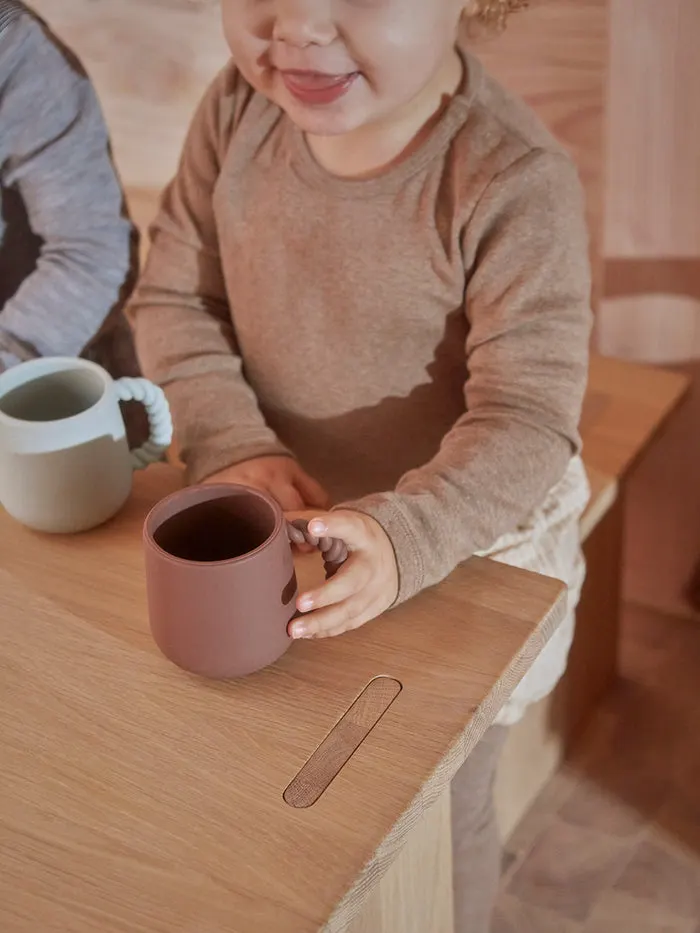 OYOY Mini Mellow Kinderbecher aus Silikon im 2er-Set, Schoko / blasses Mintgrün, H 7,5 × L 10 × B 7 cm, Ansicht 4