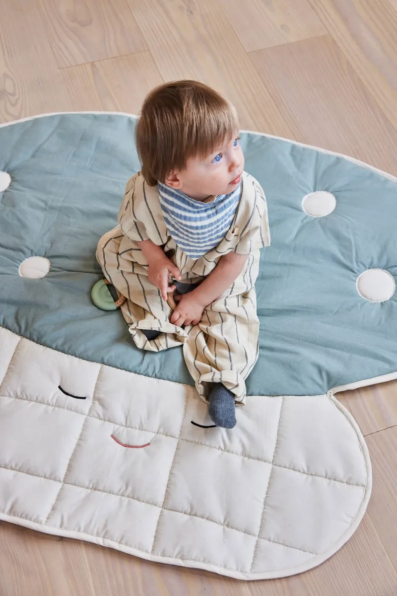 OYOY Mini Mushroom Steppdecke mit gesticktem Pilzmotiv, Hellblau, Off-White, Ansicht 2