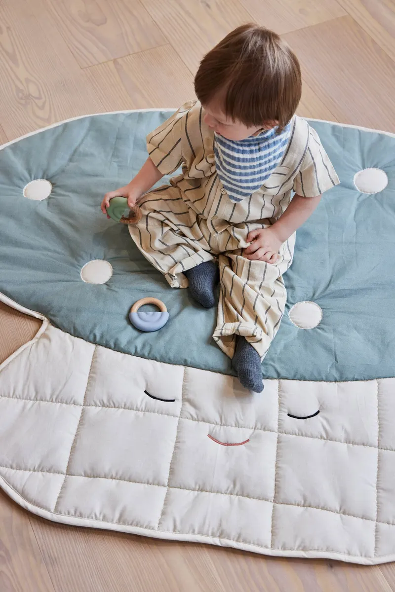OYOY Mini Mushroom Steppdecke mit gesticktem Pilzmotiv, Hellblau, Off-White, Ansicht 4