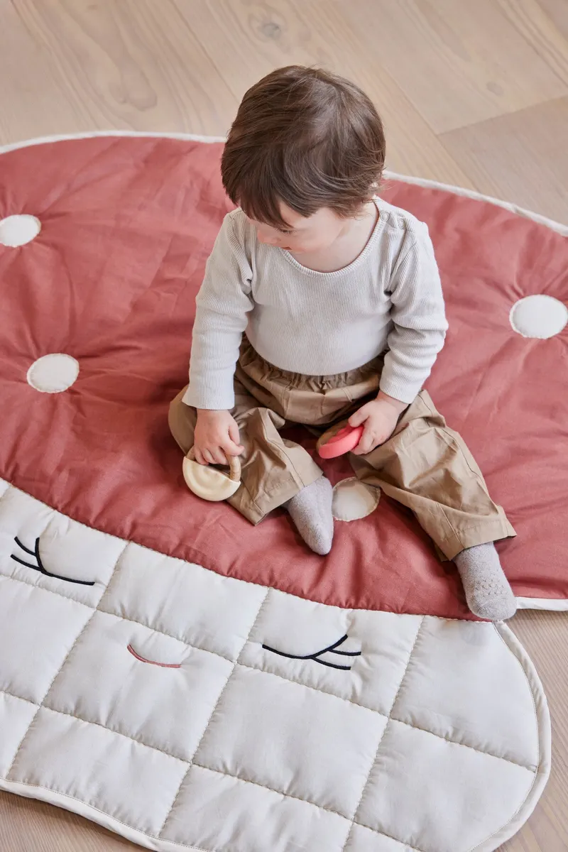 OYOY Mini Mushroom Steppdecke mit gesticktem Pilzmotiv, Rot, Off-White, Ansicht 3