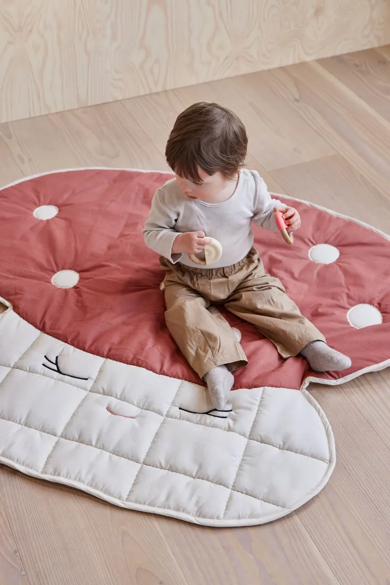 OYOY Mini Mushroom Steppdecke mit gesticktem Pilzmotiv, Rot, Off-White, Ansicht 4
