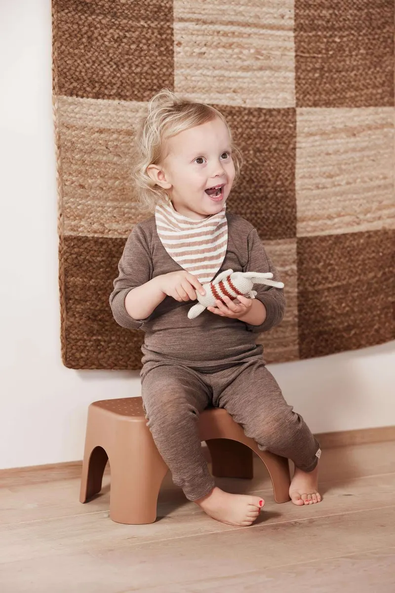 Rabbit Tritthocker aus Bambusfaser und Kunststoff von OYOY Mini, Karamell, Ansicht 2