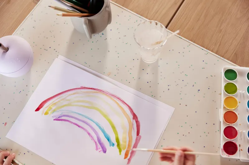 Silikon-Kreativunterlage Confetti mit buntem Sprenkelmuster, OYOY Mini, Cremeweiß mit bunten Konfetti-Sprenkeln, Ansicht 2
