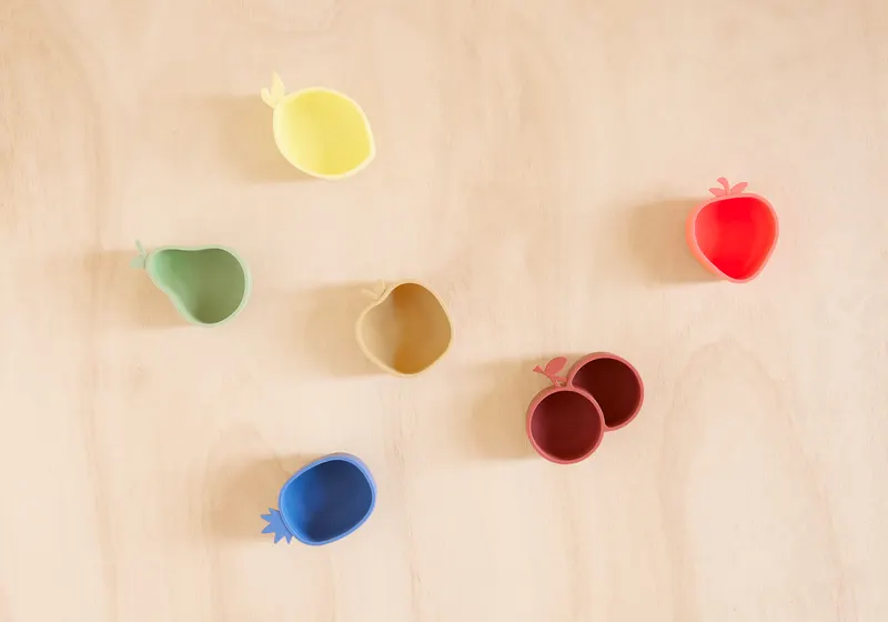 OYOY Mini Snackschalen Ananas & Apfel aus Silikon im 2er-Set, Blau / Light Rubber, Ansicht 2